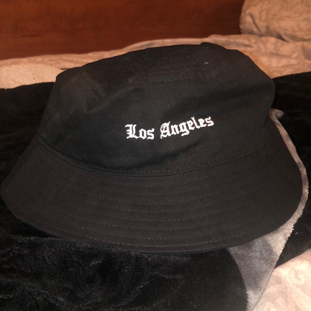 Los Angeles Bucket Hat, only worn to try on , never ended up using it !